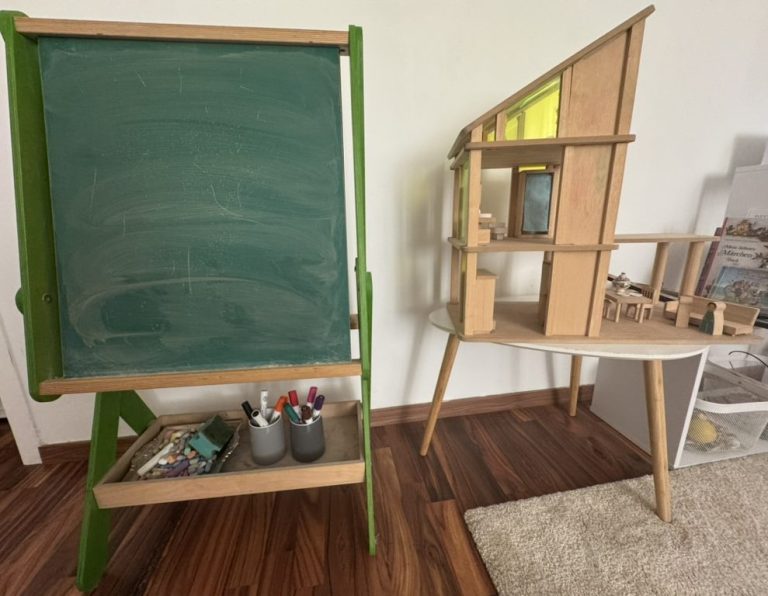 Kinder brauchen Inspiration um sich zu öffnen. Tafel und Puppenhaus